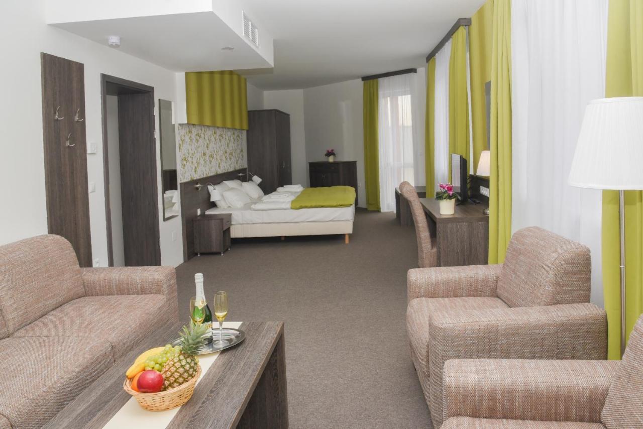 Oazis Wellness Panzio Hotel Szigetszentmiklós Buitenkant foto